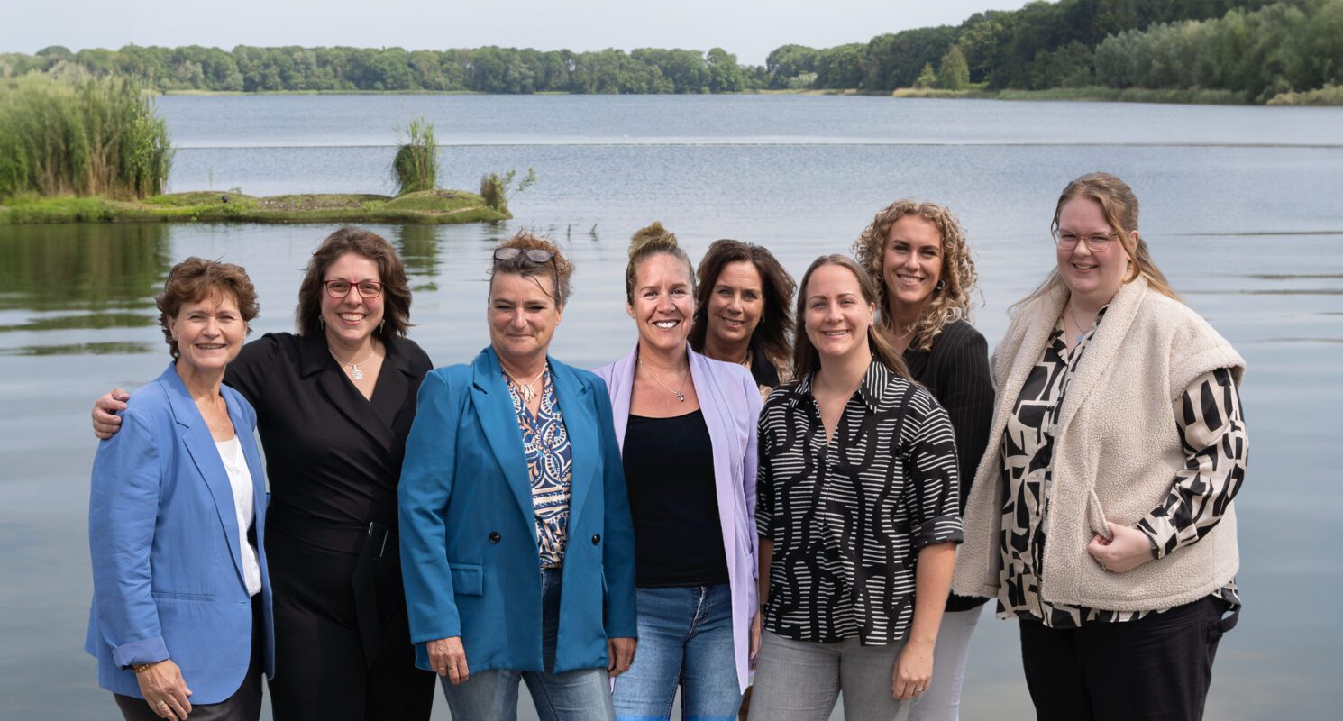 groep personen voor een water achtergrond