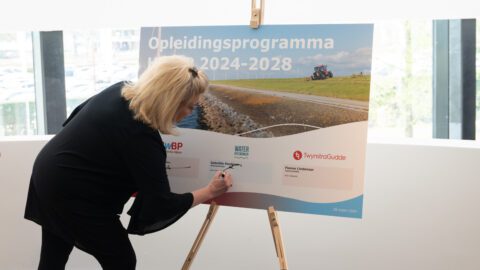 Directeur Wateropleidingen tekent HWBP.