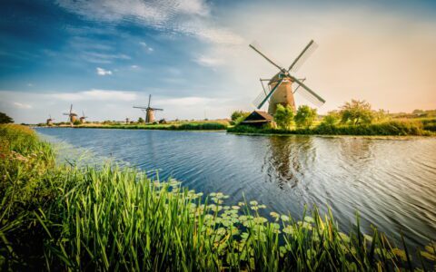 Molens in het buitengebied aan een rivier.